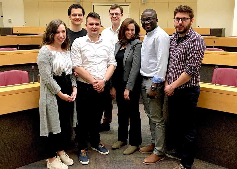 <p>Le comité de direction de l’AELIÉS. À l’avant : Catherine Asselin, vice-présidente aux droits étudiants, Kevin Villeneuve-Tremblay, président, Yasmine Mohamed, secrétaire générale, Ibrahima Massagninni Kone, vice-président aux études et à la recherche, et Baptiste Colas, vice-président aux affaires financières et au développement. À l’arrière : Nicolas Pouliot, vice-président aux affaires internes, et Guillaume Plante, vice-président aux affaires externes. </p>