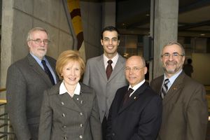 Jacques Faille, président-directeur général de la Fondation de l'Université Laval, Paule Gauthier, directrice de l'IQHEI, Roberto Di Sena Jr, doctorant à l'IQHEI et boursier de la RBC Banque Royale, Gaston Roy, vice-président, services financiers commerciaux, Québec, RBC Banque Royale, et Bernard Garnier, vice-recteur aux études et aux activités internationales.
