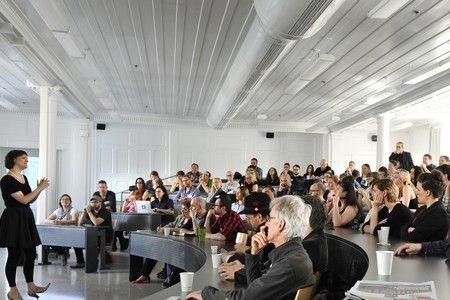 Initiative née à New York en 2008, le mouvement CreativeMornings rassemble, un vendredi par mois dans plus d'une centaine de villes, des innovateurs de différents horizons.