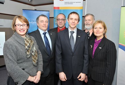 Inauguration de la Chaire de recherche industrielle CRSNG-Novalait-PLC-FPLQ-MAPAQ-Valacta, au Centre de recherche en sciences animales de Deschambault, le 8 février. La présidente du CRSNG, Suzanne Fortier, l'adjoint parlementaire au ministre de l'Agriculture, des Pêcheries et de l'Alimentation, Georges Mamelonet, le doyen de la Faculté des sciences de l'agriculture et de l'alimentation, Jean-Paul Laforest, le titulaire de la Chaire, Yvan Chouinard, le président de Novalait inc.et représentant des partenaires, Gilbert Rioux, et la vice-rectrice adjointe à la recherche et à la création, Christiane Piché.