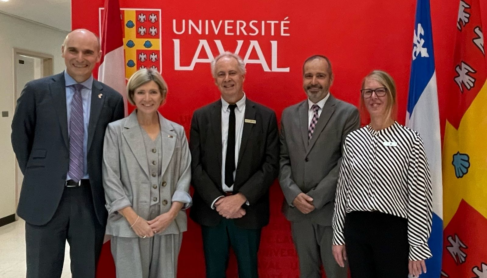 De gauche à droite: l'honorable Jean-Yves Duclos, ministre des Services publics et de l’Approvisionnement et lieutenant du Québec, Caroline Senécal, vice-rectrice adjointe aux études et aux affaires étudiantes de l'Université Laval, Louis Jolicoeur, professeur et directeur des programmes de 2e et 3e cycles en traduction à la Faculté des lettres et des sciences humaines, Jean-François Lymburner, président-directeur général du Bureau de la traduction et Pascale Fleury, doyenne et professeure à la Faculté des lettres et des sciences humaines.