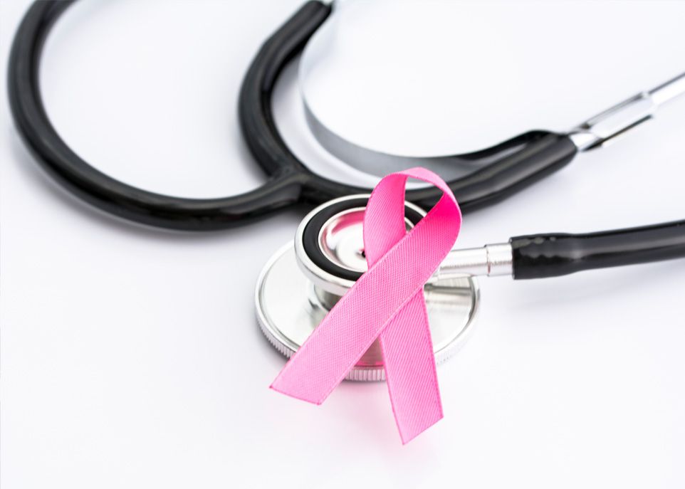 <p>L’examen clinique des seins devrait être pratiqué sur toutes les femmes qui présentent des symptômes de cancer du sein et chez celles qui sont à risque en raison de leur l’histoire médicale personnelle ou familiale.</p>