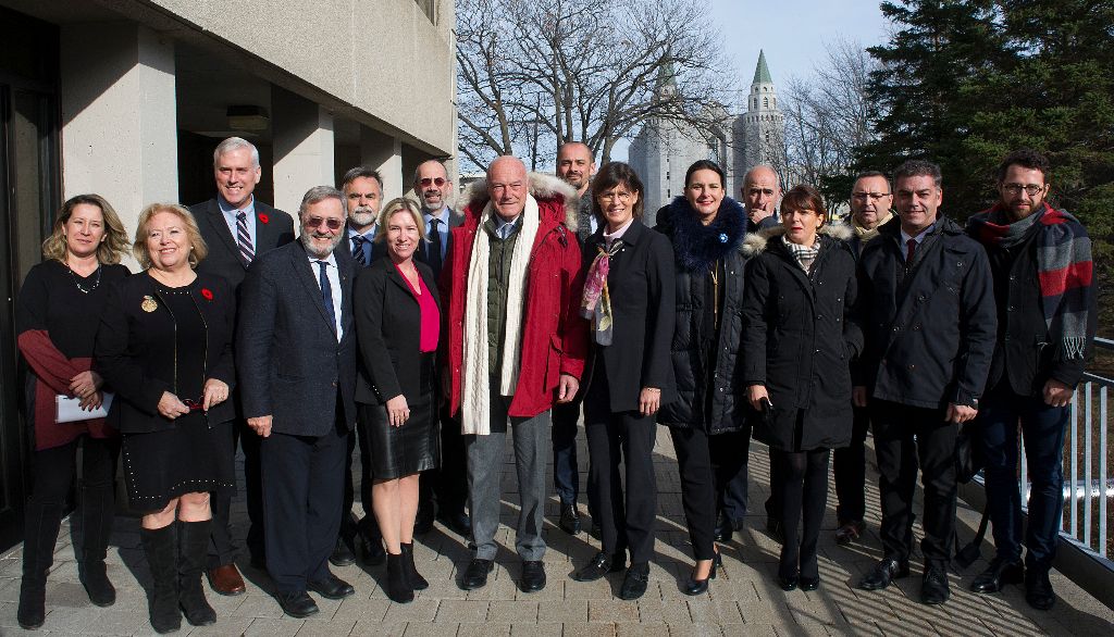 <p>La délégation de la Région Nouvelle-Aquitaine en compagnie de représentants de l’Université Laval. On reconnaît, au centre, la rectrice Sophie D’Amours et le président du Conseil régional de Nouvelle-Aquitaine, Alain Rousset.</p>