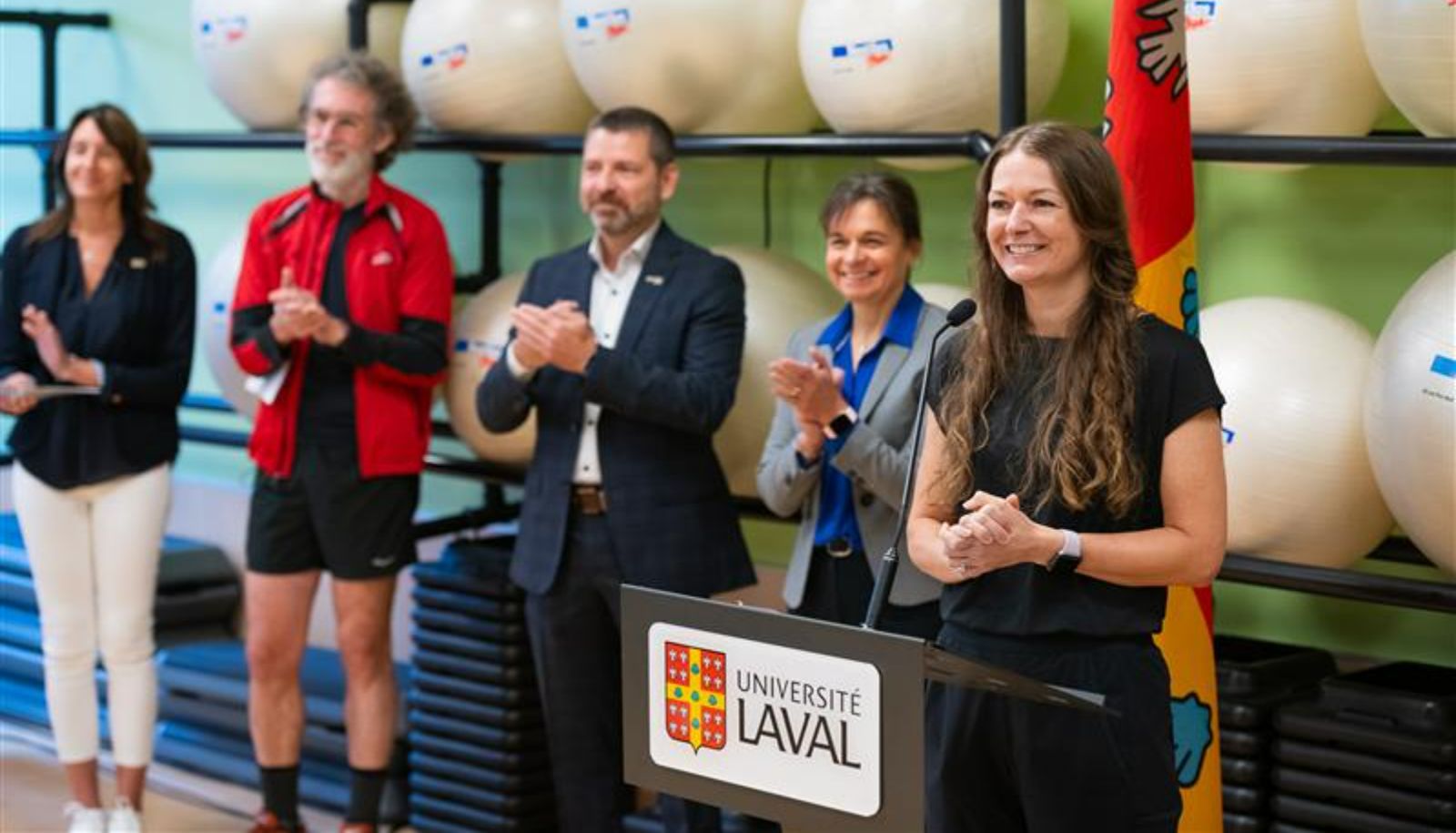De droite à gauche, Kadia Saint-Onge, titulaire de la CLE, Cathia Bergeron, vice-rectrice aux études et aux affaires étudiantes, responsable de la santé, Martin Légaré, président-directeur général de Nautilus Plus, Julien Poitras, doyen de la Faculté de médecine, et Caroline Girard, cheffe de la Direction de la philanthropie et des relations avec les diplômées et diplômés.