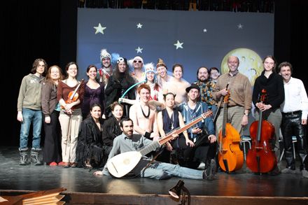 Des chanteurs, chanteuses, musiciens et musiciennes de l'Atelier d'opéra 2009, en compagnie du metteur en scène Jacques Leblanc et du directeur musical Michel Ducharme. «Nous devons composer avec les voix de nos étudiants et cette année nous avions beaucoup de voix féminines.»