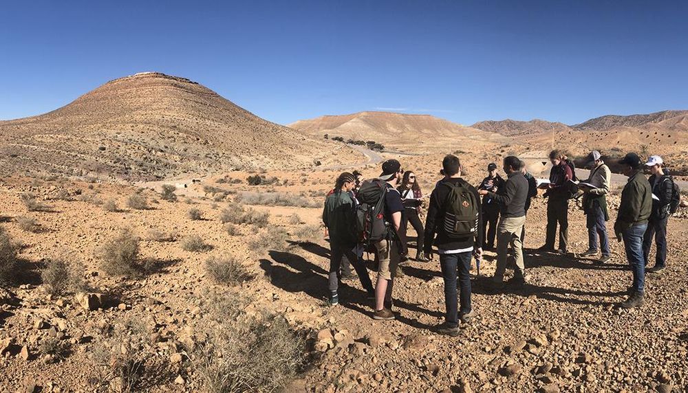 <p>Les étudiants discutent avec les professeurs et analysent sur le terrain les différents étages topographiques observables de la chaîne de montagne de l'Atlas ainsi que de la géologie retrouvée au Maroc.</p>