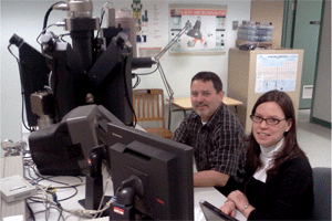Marc Choquette, responsable du Laboratoire de microanalyse, et Caroline-Emmanuelle Morisset, chercheuse rattachée à l'Agence spatiale canadienne, lors des analyses qui se sont terminées la semaine dernière.