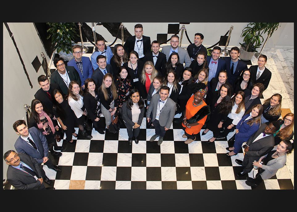 La délégation de l'Université Laval a rendu visite à la mission permanente de l'Inde aux Nations unies à New York. Olivier Clavet est à l'avant avec la première secrétaire de la mission, Eenam Gambhir. À l'extrême gauche se trouve l'ambassadeur indien à l'ONU, Tanmava Lal.