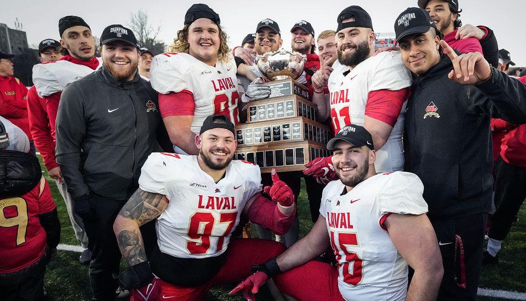 Jean-William Rouleau, à gauche, tenant fièrement la coupe Vanier, emblème de la suprématie au football universitaire canadien, le 26 novembre dernier à London, en Ontario. La victoire du Rouge et Or a été remportée sur les Huskies de l’Université de la Saskatchewan par la marque de de 30 à 24 devant 8420 spectateurs réunis au stade Western Alumni.