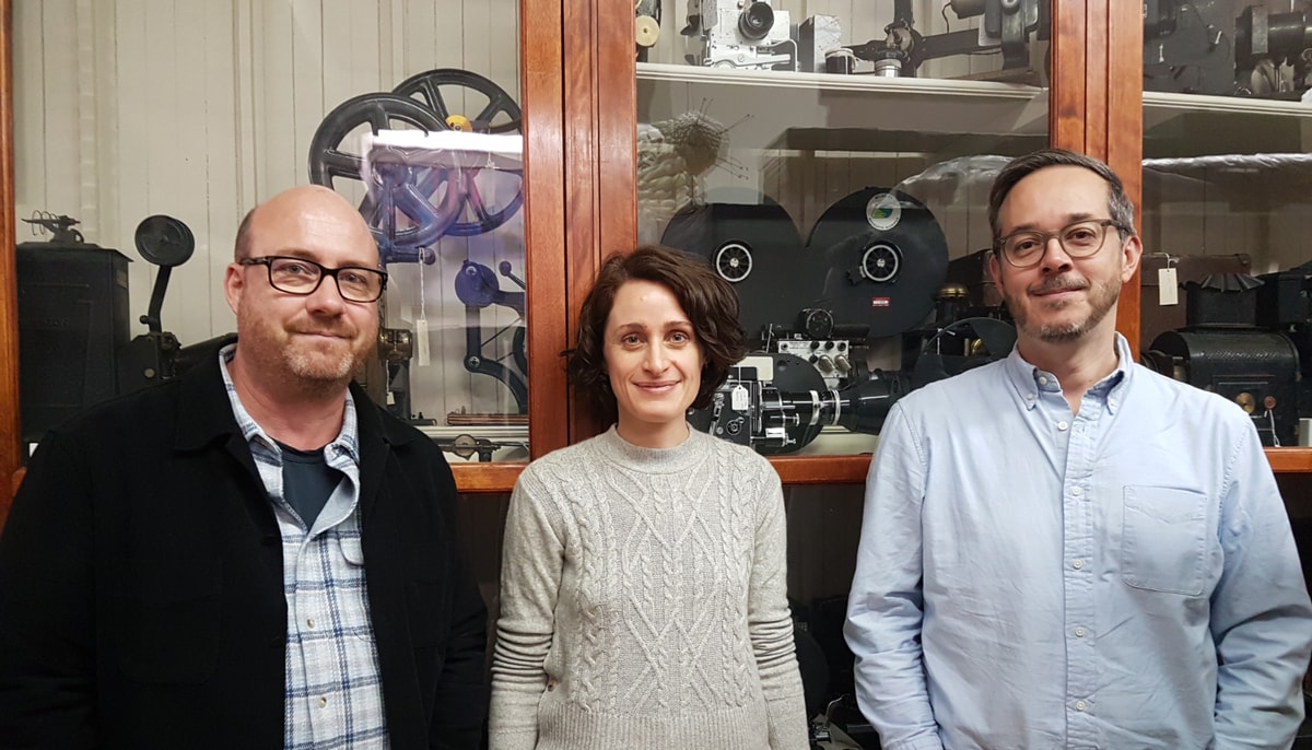 Lors de son passage sur le campus, le 18 octobre, Patrice Vermette a eu l'occasion de visiter les collections d'objets et de spécimens de l'Université Laval, notamment la collection Lemai, qui réunit caméras et autres appareils de cinéma de différentes époques. On voit le directeur artistique (à gauche) en compagnie de Valérie Boulva, chargée de conservation et de mise en valeur des collections, et de Jean-Pierre Sirois-Trahan, professeur de cinéma.