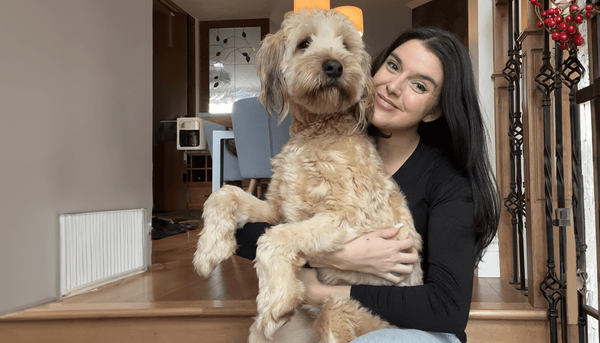 <p>Élisabeth Turcotte, fondatrice de Déniche ton chien, en compagnie de son chien Gustave, un terrier Wheaten à poil doux.</p>