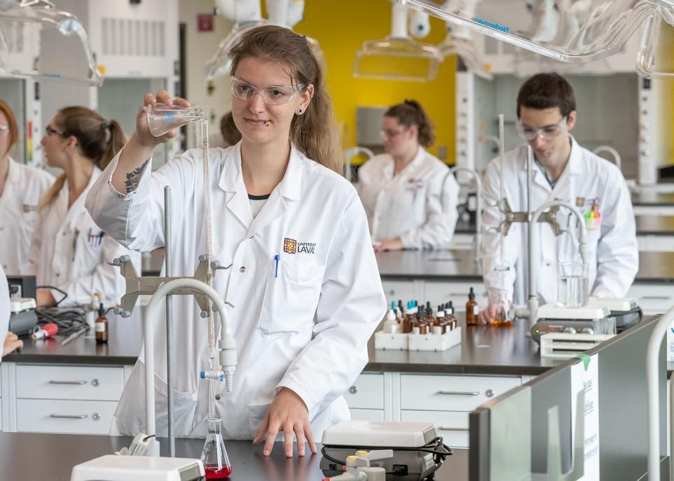 Au pavillon Alexandre-Vachon, les activités d'enseignement en chimie sont désormais regroupées à l'intérieur d'un espace intégré d'apprentissage. Cet espace comprend trois laboratoires et un espace collaboratif.
