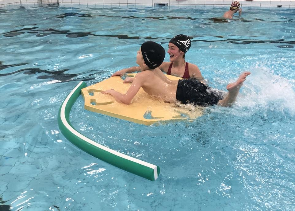 L'association vise à offrir des cours de natation accessibles et adaptés à la réalité des enfants vivant avec une limitation fonctionnelle. Les moniteurs sont des étudiants issus des programmes de médecine, d'ergothérapie, de kinésiologie ou de psychologie de l'Université Laval.