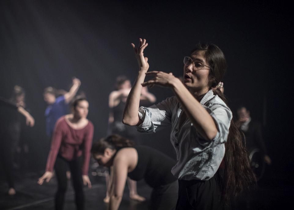 Régulièrement, la chorégraphe Geneviève Duong exerce les fonctions de mentor pour la relève. On la voit ici en répétition pour la pièce Métamorphoses, présentée en avril au Complexe Méduse par Gestuel, la troupe de danse de l'Université Laval.