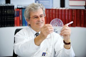 Michel G. Bergeron (photo) et ses collaborateurs tenteront de mettre au point un disque laboratoire ciblant les 17 virus responsables des principales infections respiratoires.