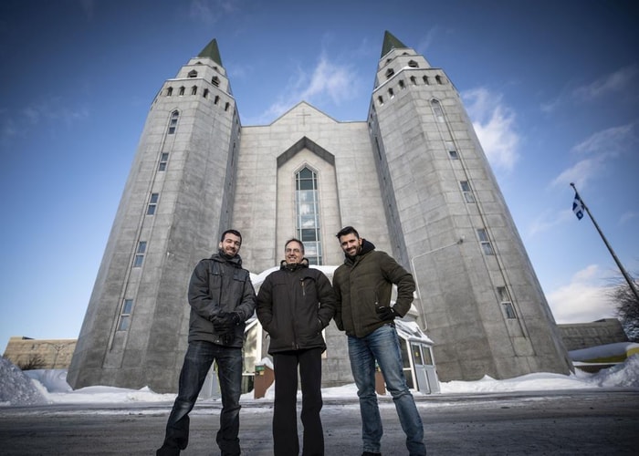 Alex Morissette et François Rioux entourent le professeur Gabriel Hamel devant le pavillon Louis-Jacques-Casault, où ils ont fait leurs études.