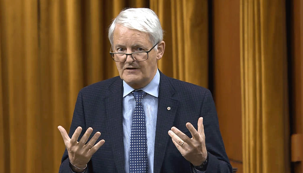 Le
lundi 21 novembre 2022, le député libéral de la circonscription de
Notre-Dame-de-Grâce – Westmount, Marc Garneau, a pris la parole, à la
Chambre des communes, au sujet des émissions de gaz à effet de serre au Canada
comparées aux émissions mondiales. Quelques mois plus tard, dans la même
enceinte, il annonçait officiellement son départ à la retraite.
