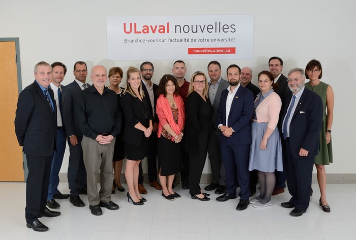 <p>La rectrice Sophie D’Amours et l’éditeur du journal Le Soleil, Claude Gagnon, ont souligné l’intégration des actualités universitaires d’ULaval nouvelles sur la plateforme du Groupe Capitales Médias lors d’une rencontre à l’Université Laval, le 19 septembre. Ils sont ici entourés de membres de l’équipe d’ULaval nouvelles.</p>