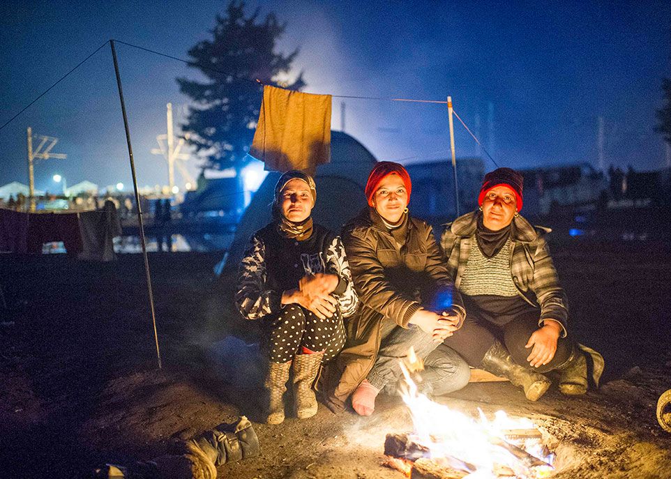 <p>Trois femmes migrantes kurdes près de la frontière.</p>