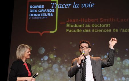 Karina Lehoux, co-animatrice de l'événement, interroge Jean-Hubert Smith-Lacroix, étudiant au doctorat à la Faculté des sciences de l'administration et lauréat de plusieurs bourses d'études, sur la voie que ces bourses ont tracée dans son parcours scolaire et professionnel.