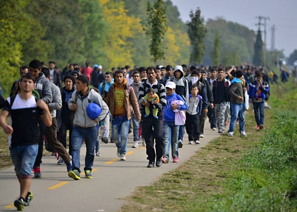 Hegyeshalom, Hongrie, 6 octobre 2015. Un groupe de migrants en provenance du Moyen-Orient quitte la Hongrie en direction de l'Autriche puis de l'Allemagne. Les migrations humaines représentent un enjeu de sécurité internationale. Ces crises humanitaires de grande ampleur montrent les limites de la puissance des États, en ce sens où, malgré les moyens colossaux investis, ceux-ci s'avèrent incapables de réguler les flots de migrants.