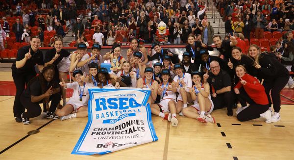L’équipe féminine de basketball Rouge et Or de l'Université Laval.