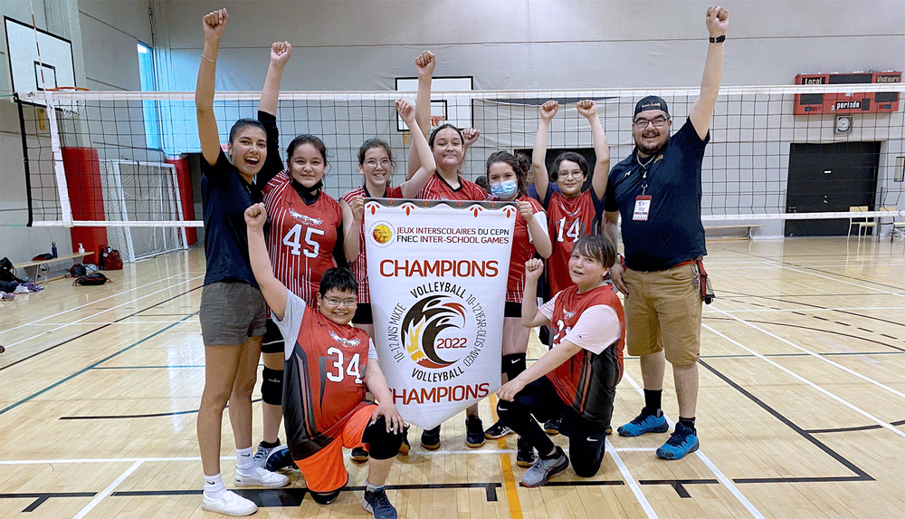 Aux Jeux interscolaires du Conseil en éducation des Premières Nations, le volleyball attire particulièrement les filles. Ici, l’équipe victorieuse du tournoi de l’an dernier au PEPS de l’Université Laval.