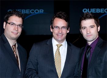 Les étudiants Michaël Desjardins et Louis Tremblay ont reçu leur prix des mains de Pierre Karl Péladeau.