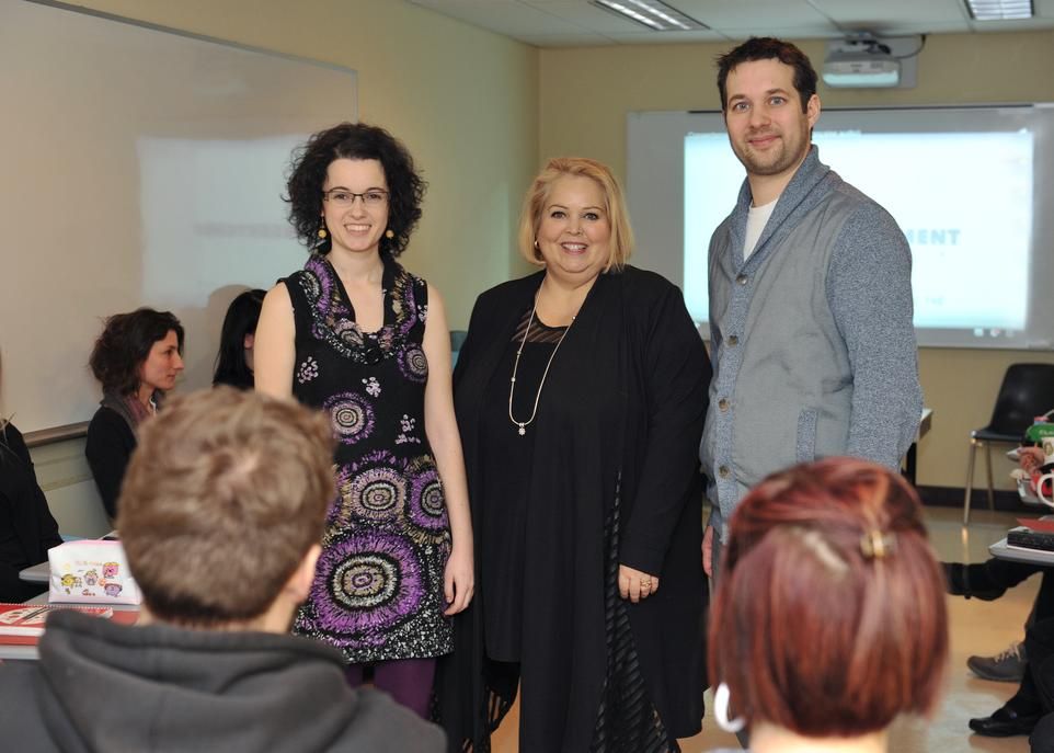 Les stagiaires Annie Lavoie et Sébastien Grenier, que l'on voit ici avec la directrice de la Clinique de counseling et d'orientation, Marie-Claude Gagnon, ont pu tester leur formation sur un groupe avant de l'offrir à l'ensemble des étudiants.