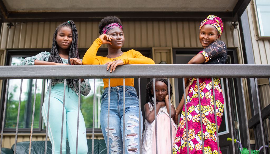 <p>La famille Ropana est originaire de la République centrafricaine. À cause de la guerre, madame Ropana et ses trois filles ont pris la fuite au Cameroun en 2014. Elles ont vécu comme réfugiées dans ce pays pendant près de cinq ans. C'est à ce titre qu'elles sont arrivées à Québec en janvier 2019. Elles vivent toujours dans cette ville.</p>