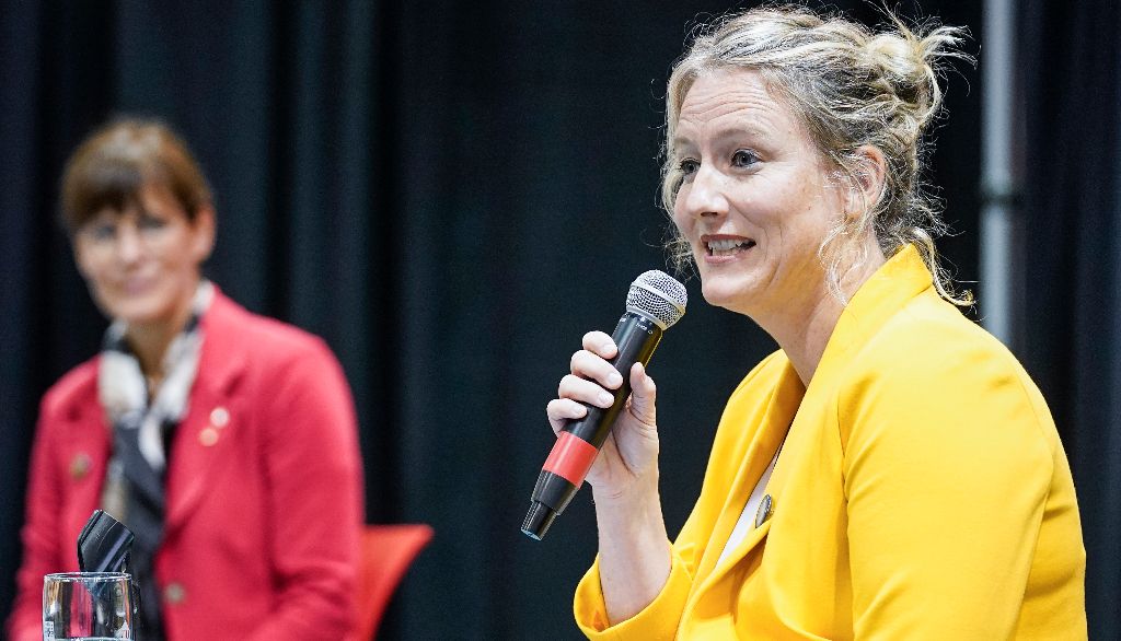 <p>La directrice du Service des activités sportives (SAS) Julie Dionne, en compagnie de la rectrice Sophie D'Amours, lors de la conférence de presse sur le 50e anniversaire du PEPS.</p>