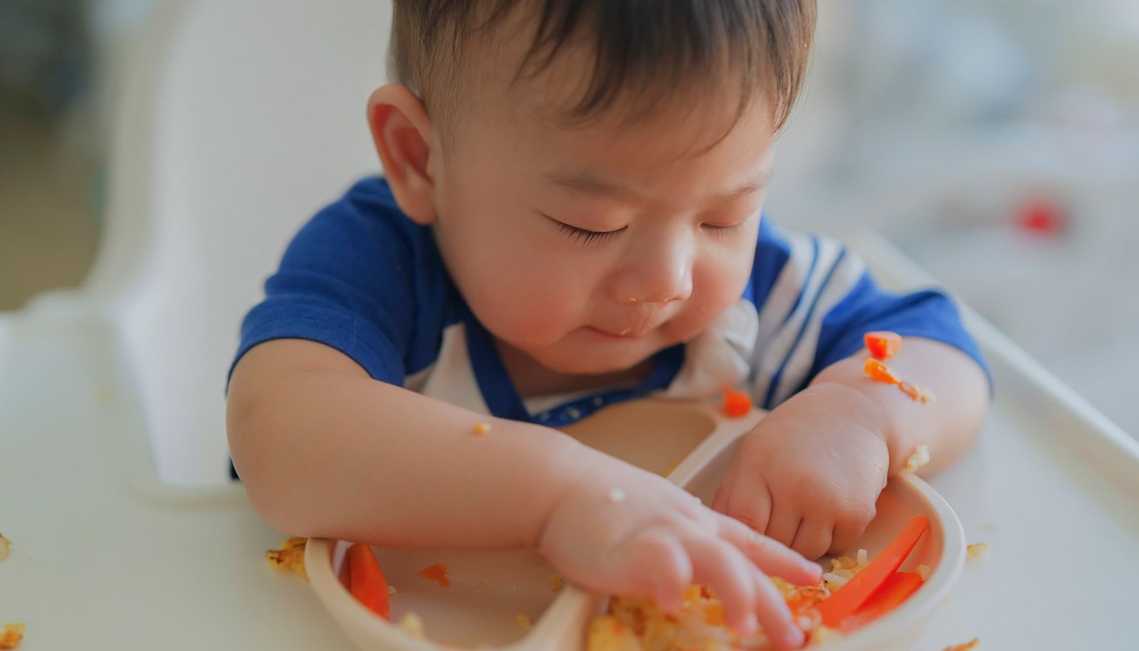 L'alimentation autonome permet à l'enfant de participer activement à son alimentation en mangeant par lui-même des aliments coupés en morceaux. Les parents qui ont recours à cette approche doivent bien connaître les aliments et les textures d'aliments à éviter. 