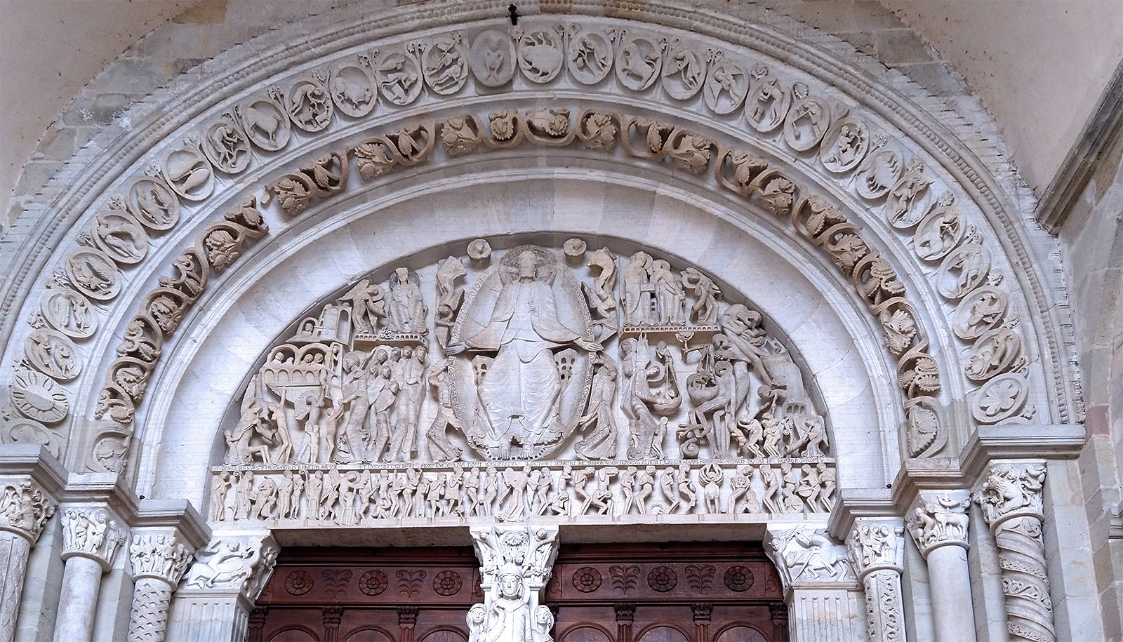 <p>Le thème du Jugement dernier est représenté dans l’un des tympans de la cathédrale Saint-Lazare d’Autun.</p>