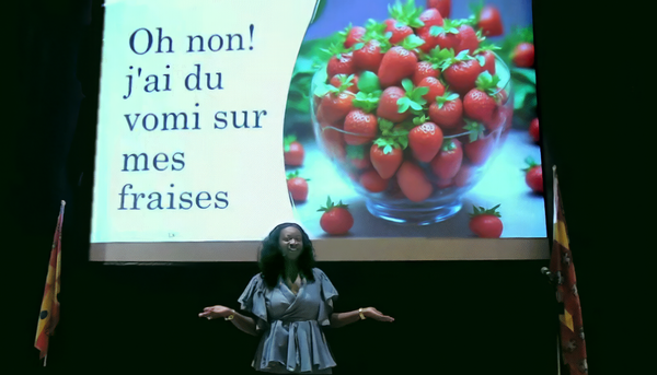 Linda Amayele Sanka lors de la finale Université Laval de Ma thèse en 180 secondes, le 26 mars à l’amphithéâtre Hydro-Québec du pavillon Alphonse-Desjardins.