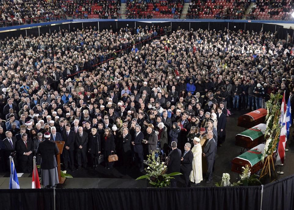 La foule assistant aux funérailles d'Abdelkrim Hassane, Khaled Belkacemi et Aboubaker Thabti, à l'aréna Maurice-Richard de Montréal.
