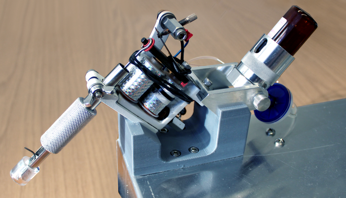 <p>Le prototype conçu par les chercheurs permet de faire 100 micro-injections à la seconde. La solution vaccinale est mise sous pression par un système d'air comprimé. Une valve qui en contrôle l'ouverture s'ouvre au moment précis où les aiguilles sont dans le derme.</p>