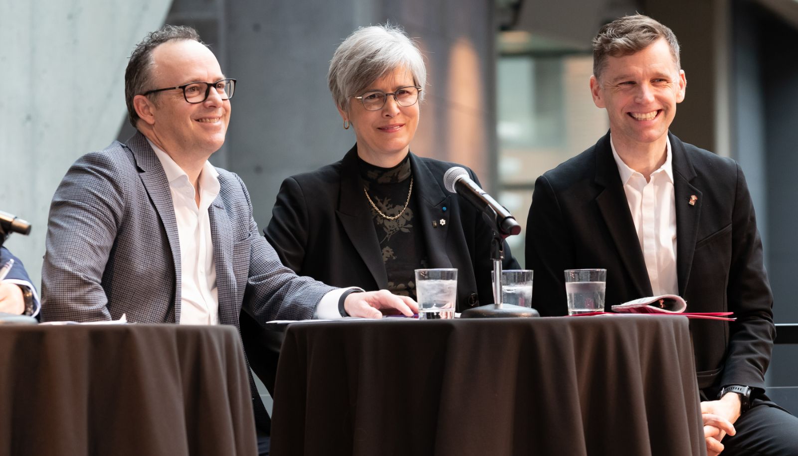 La rectrice Sophie D'Amours, lors du lancement de Québec Capitale Climat, qu'elle copréside avec Jean-François Chalifoux, président et chef de la direction de Beneva, à gauche. Le maire de Québec, Bruno Marchand, a également participé à l'annonce au Musée de la civilisation.