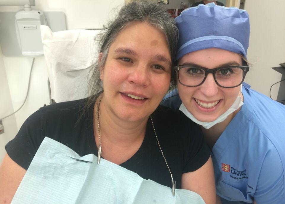 L'étudiante Mylène Gagnon, à droite, en compagnie de sa patiente qui a reçu une prothèse dentaire complète sur le maxillaire supérieur.