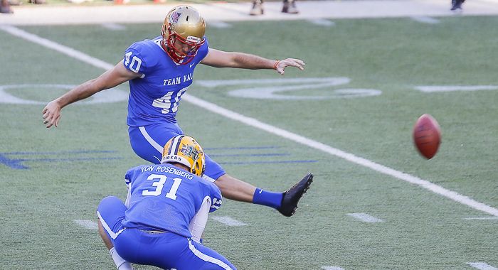 Le botteur du Rouge et Or David Côté lors de sa participation au Hula Bowl à Hawaï