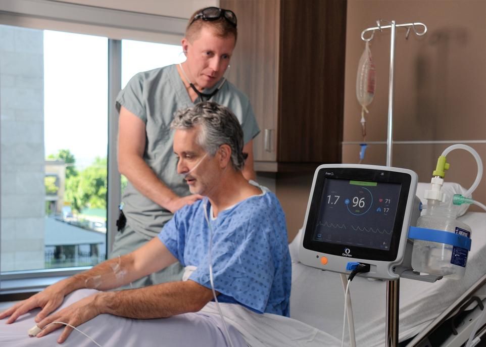 <p>Le système d'oxygénothérapie automatisé ajuste en temps réel la quantité d'oxygène administrée à un patient en fonction de valeurs cibles d'oxygénation prescrites par un médecin. Ce système vise à remplacer le débitmètre à bille, une technologie inventée il y a plus d'un siècle, qui nécessite l'intervention régulière du personnel soignant.</p>