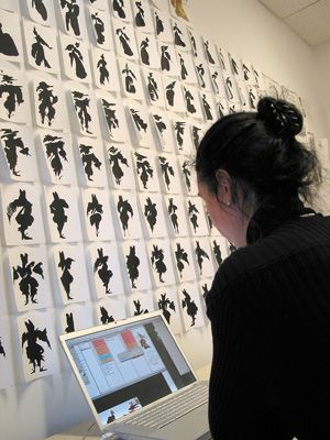 Chantal Daoust, au travail dans son atelier. Chantal Daoust est diplômée de l'Université de Hertfordshire en Angleterre - baccalauréat avec essai en design bidimensionnel - et lauréate d'une mention First Class Honours pour sa performance exceptionnelle. Elle a participé aux expositions des agences New Blood et New Designers à Londres en 2004 et a mérité un prix au Concours québécois en entrepreneurship de l'Université Laval en 2003.
