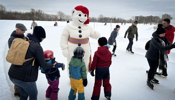 La fin de semaine dernière, les patineurs de l'anneau de glace des plaines d'Abraham ont eu la surprise de voir apparaitre Bonhomme à leurs côtés. Parmi ses prochaines sorties, le roi de la fête sera sur le campus de l'Université Laval à deux reprises, le 3 et le 11 février.