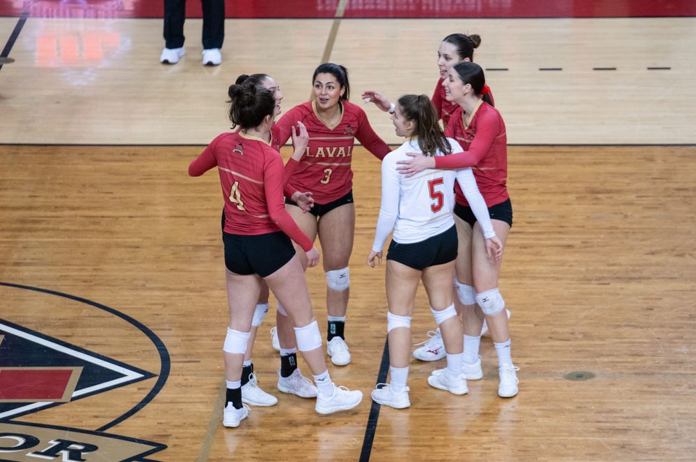 Des joueuses de l’équipe féminine de volleyball Rouge et Or de l'Université Laval.