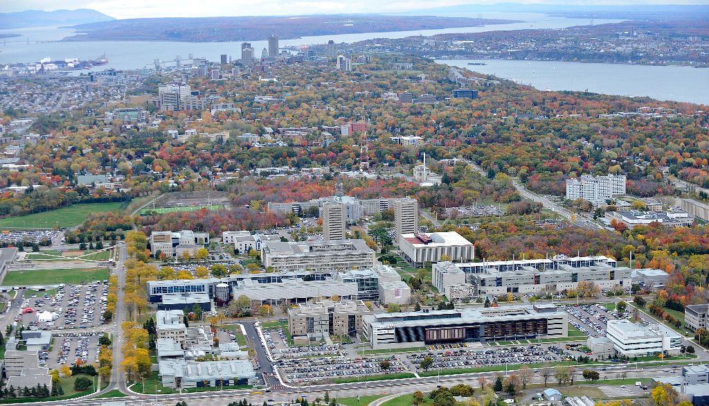<p>Vue aérienne du campus de l'Université Laval et de la ville de Québec</p>