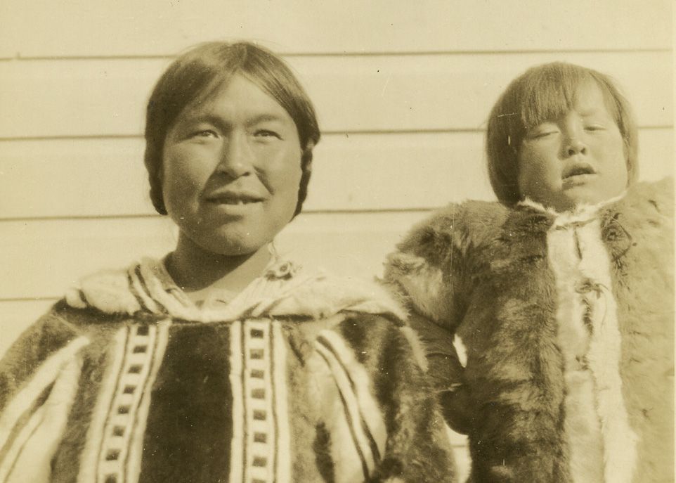 Cette photo fait partie d’une série de portraits, prise en 1923 à Pond Inlet, au Nunavut. Elle évoque un moment important de l’histoire de cette région nordique, alors que des membres de la communauté inuite avait été réunis en marge d’un procès. photo Centre GéoStat, Bibliothèque de l’Université Laval