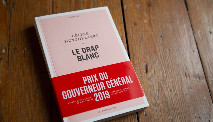 <p>Le drap blanc a remporté le Prix littéraire du Gouverneur général, remis par le Conseil des arts du Canada. Le jury a décrit ce livre comme «un geste d'amour, un acte courageux dont l'expression est un remarquable accomplissement».</p>