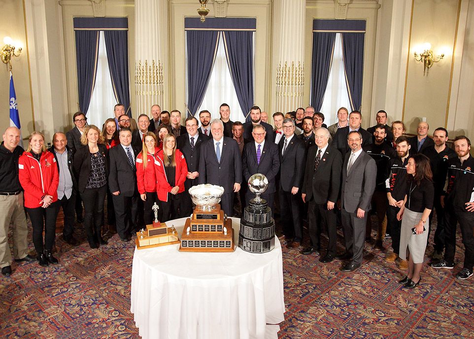 Sur cette photo de groupe apparaissent des membres de chacune des équipes victorieuses, de même que le président de l'Assemblée nationale, Jacques Chagnon, le premier ministre du Québec, Philippe Couillard, et le recteur Denis Brière ainsi que des élus des groupes parlementaires.