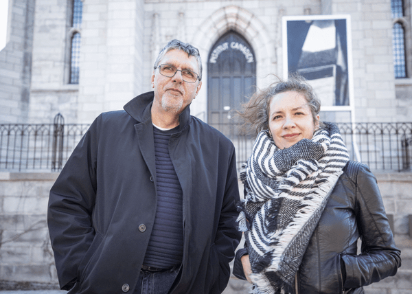 Alain Beaulieu et Valérie Forgues, que l'on voit ici devant la Maison de la littérature, ont en commun leur passion débordante pour l'écriture.