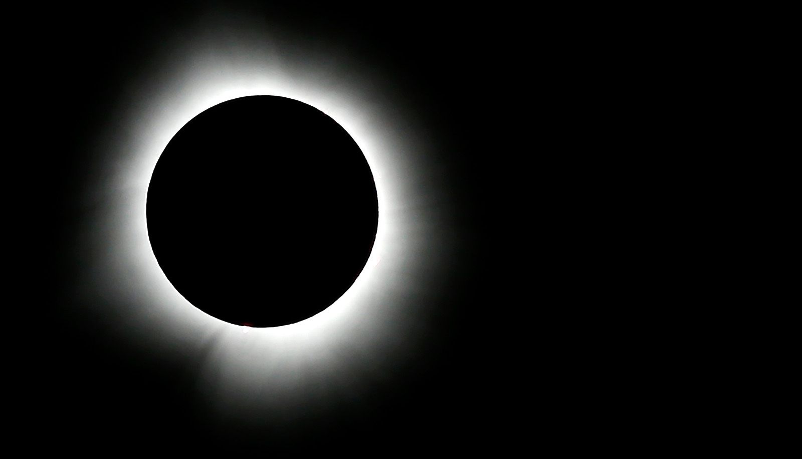 <p>Au moment culminant, seule une couronne est visible derrière la lune.</p>