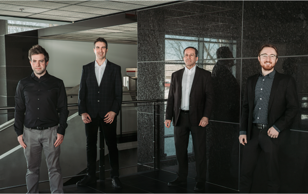 <p>L'équipe de LumIR Lasers (de gauche à droite): Vincent Fortin, chef de la technologie et professionnel de recherche au Centre d'optique, photonique et lasers, Martin Bernier, conseiller technique et commercial et professeur au Département de physique, de génie physique et d'optique, Réal Vallée, conseiller scientifique et professeur au Département de physique, de génie physique et d'optique, et Louis-Philippe Pleau, PDG et étudiant à la maîtrise en physique</p>